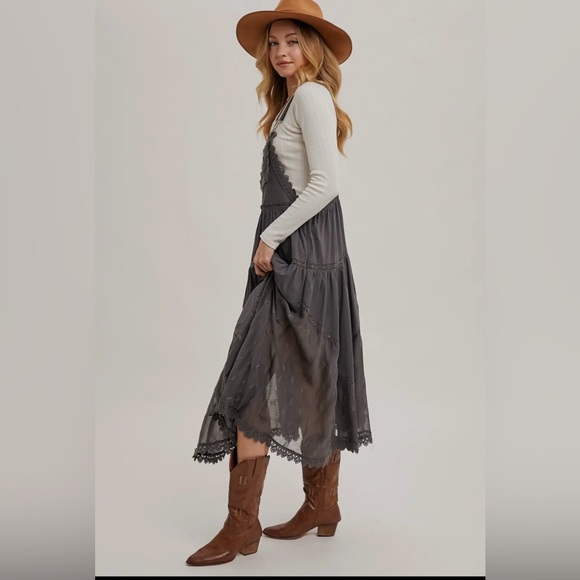 Lace embroidererd  bib dress - Picture 2 of 4